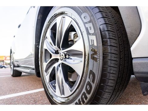 Used 2024 Toyota Highlander XLE image 9