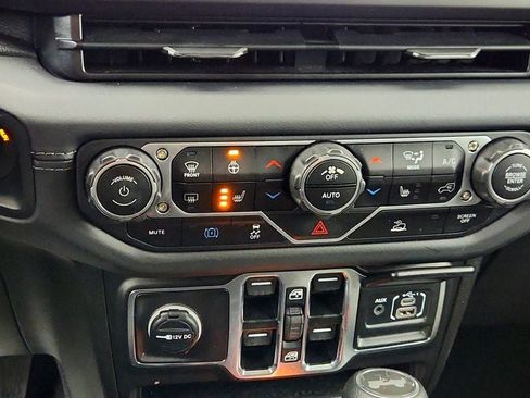Used 2025 Jeep Wrangler Unlimited Sahara AWD/4WD image 17