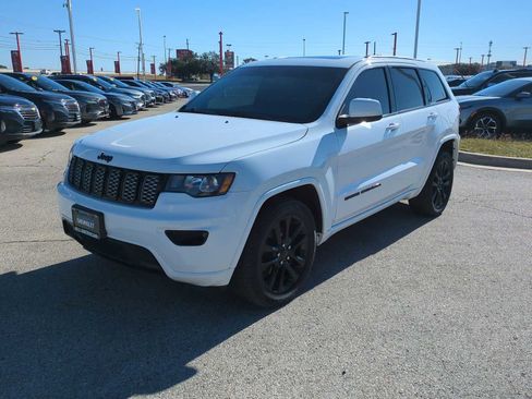 Used 2018 Jeep Grand Cherokee Altitude image 4