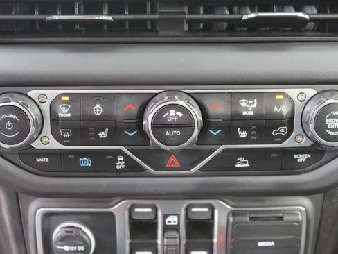 Used 2025 Jeep Wrangler Unlimited Sahara image 22