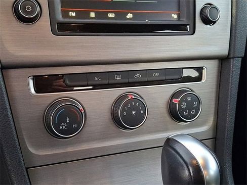 Used 2016 Volkswagen Golf S image 17