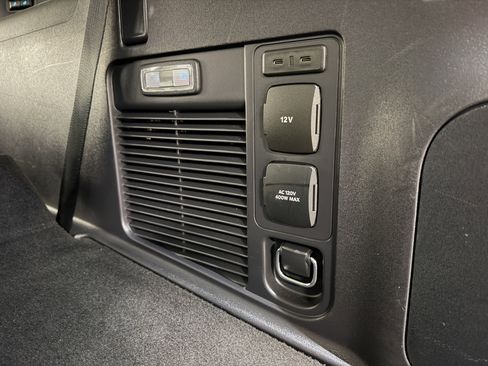 Used 2025 Ford Expedition Platinum image 32