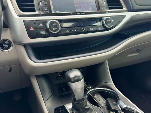 Used 2019 Toyota Highlander Limited w/ Carpet Mat Package (TMS) AWD/4WD image 21