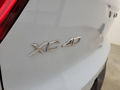 Certified 2025 Volvo XC40 B5 Plus image 9