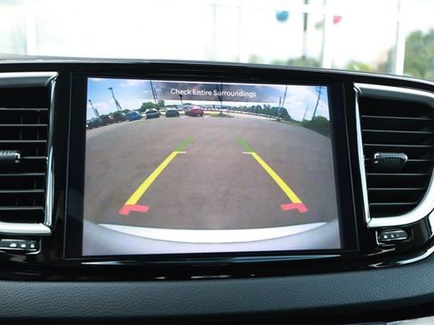 Used 2024 Chrysler Pacifica Touring-L FWD image 17