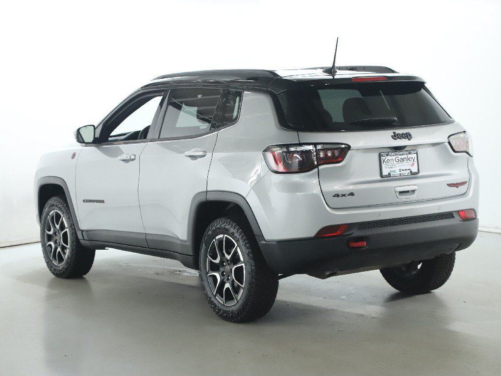 Used 2025 Jeep Compass Trailhawk AWD/4WD image 40
