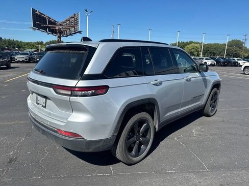 Used 2023 Jeep Grand Cherokee Altitude AWD/4WD image 10
