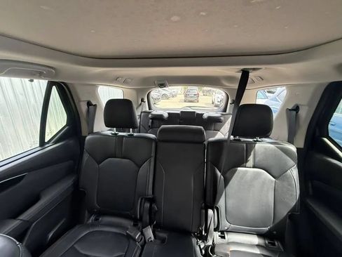 Used 2025 Honda Pilot Touring image 17