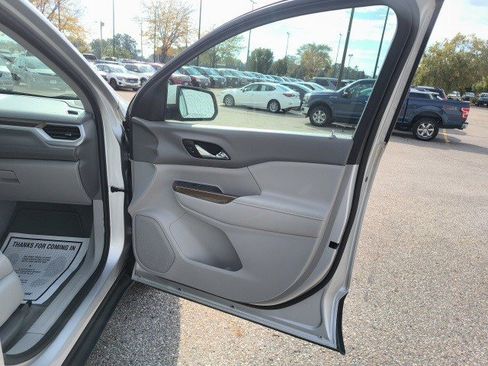 Used 2017 GMC Acadia SLE image 18