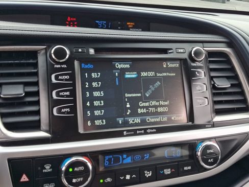 Used 2017 Toyota Highlander Plus AWD/4WD image 18