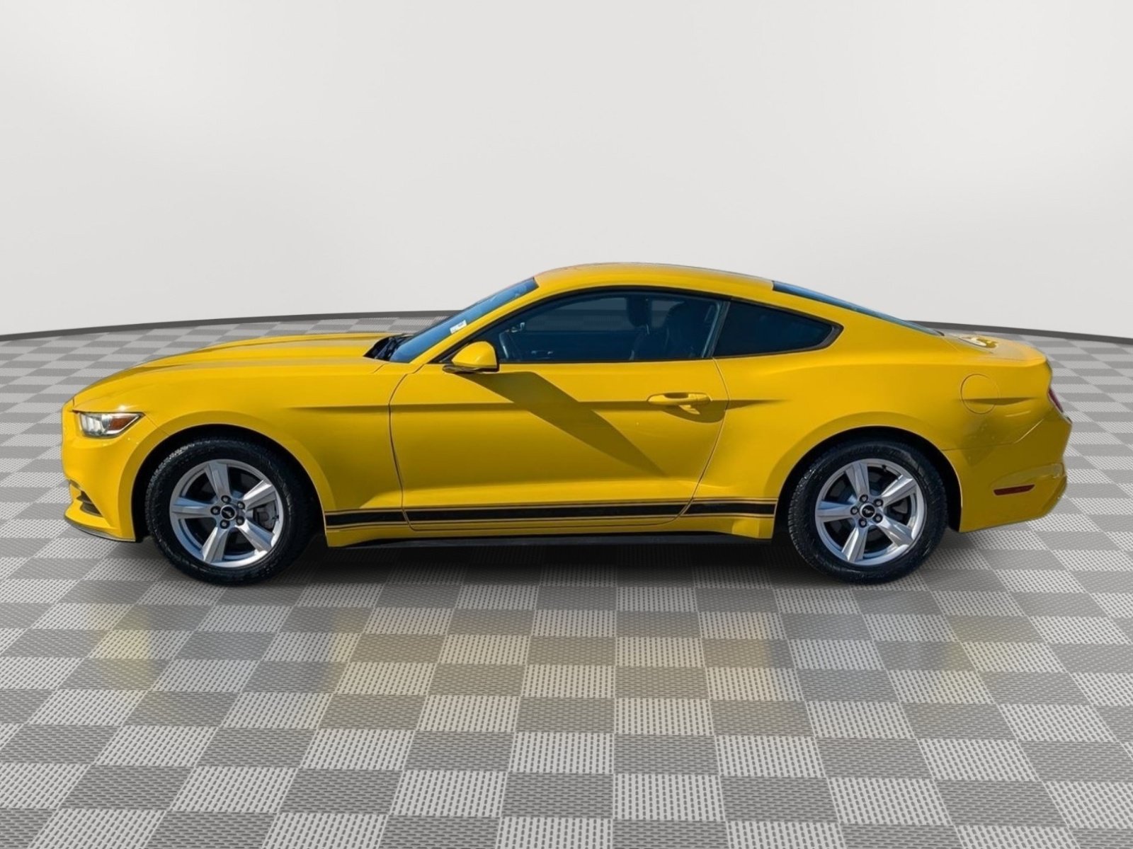 Used 2016 Ford Mustang Coupe RWD image 2