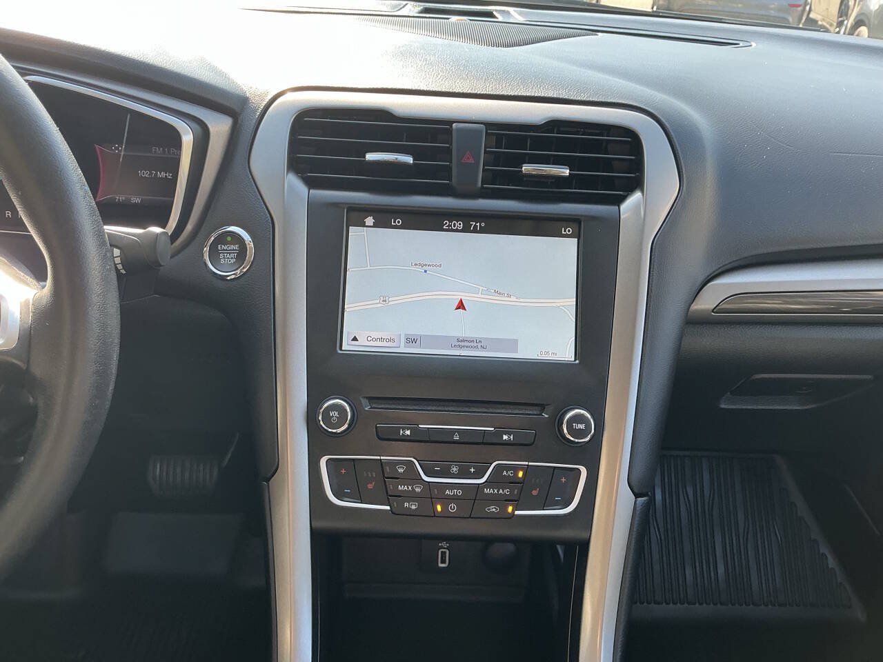 Used 2017 Ford Fusion SE w/ Fusion SE Technology Package FWD image 24