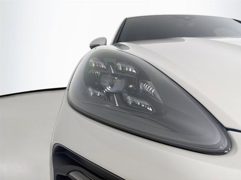 Certified 2022 Porsche Cayenne Platinum Edition image 31