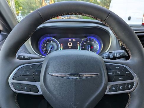 Used 2024 Chrysler Pacifica Pinnacle w/ Trailer Tow Group image 39