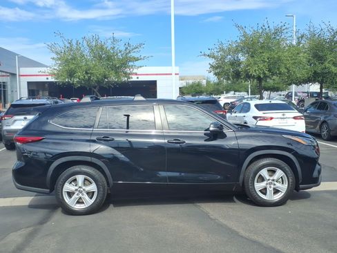 Used 2023 Toyota Highlander LE FWD image 3