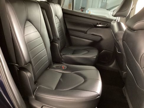 Used 2022 Toyota Highlander XLE AWD/4WD image 22