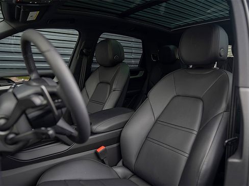 Certified 2025 Porsche Cayenne S image 5