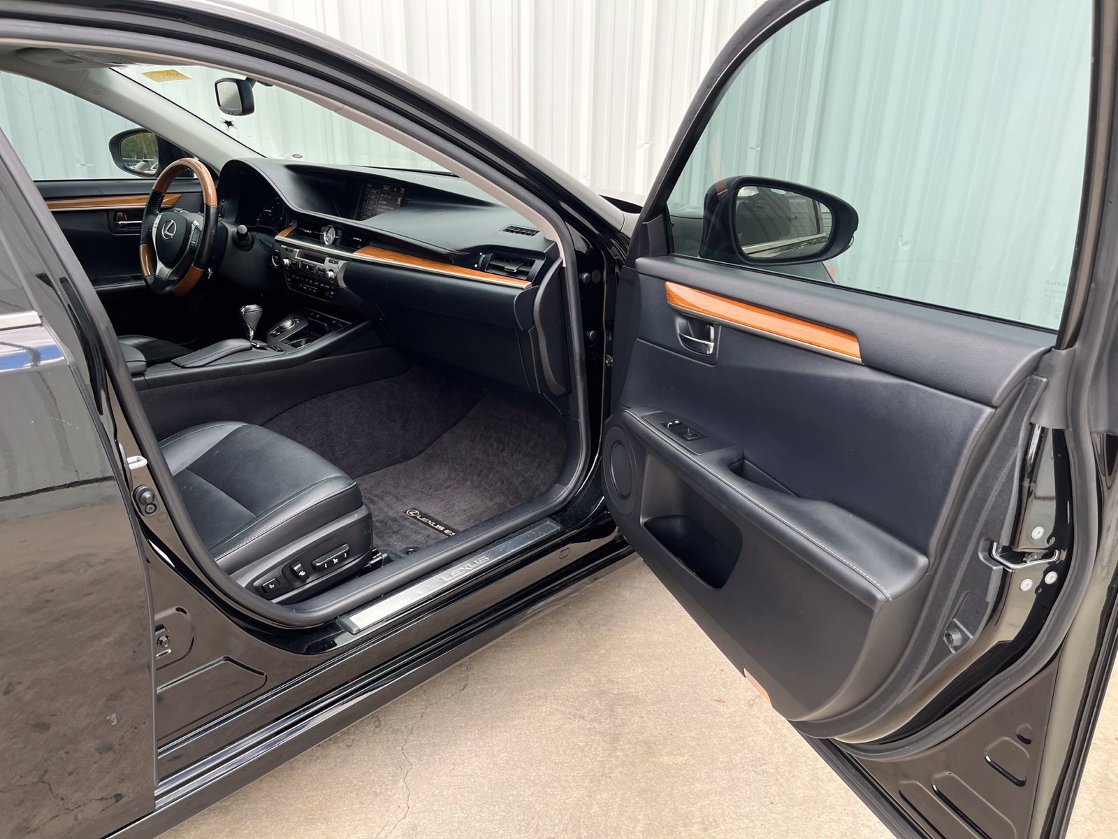Used 2015 Lexus ES 300h w/ Navigation System Package FWD image 16