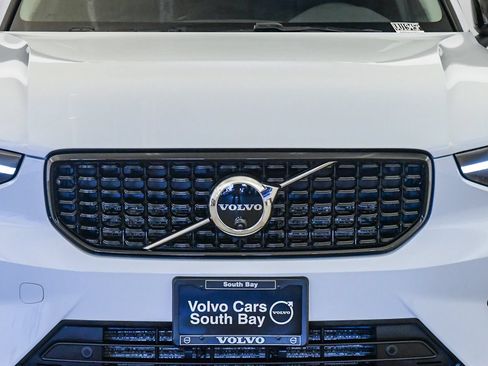 Certified 2026 Volvo XC40 B5 Plus AWD/4WD image 9