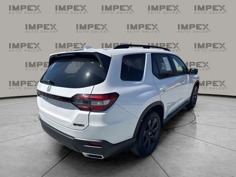 Used 2025 Honda Pilot Sport image 4