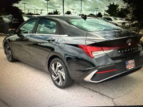 Used 2025 Hyundai Elantra SEL FWD image 3
