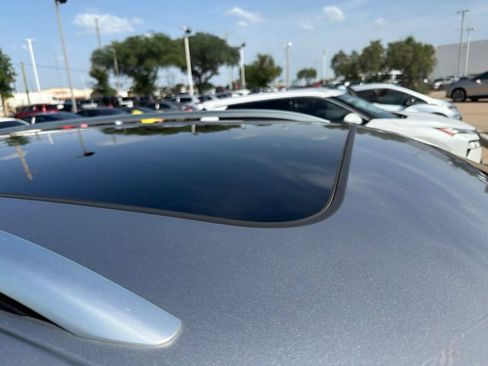 Used 2023 Volkswagen Tiguan SE w/ Panoramic Sunroof Package FWD image 12