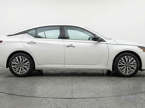 Used 2025 Nissan Altima 2.5 SV FWD image 11
