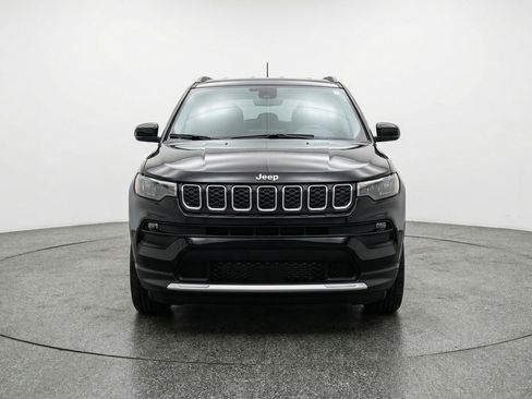 Used 2025 Jeep Compass Latitude image 2