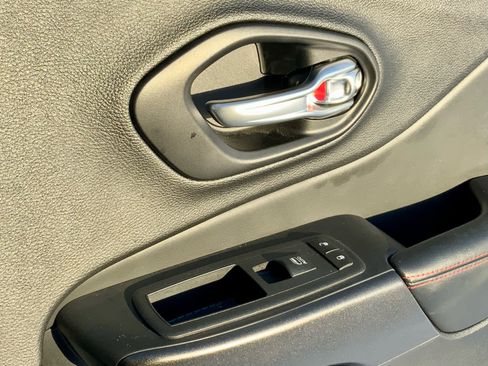 Used 2021 Jeep Cherokee Trailhawk w/ Comfort/Convenience Group image 50