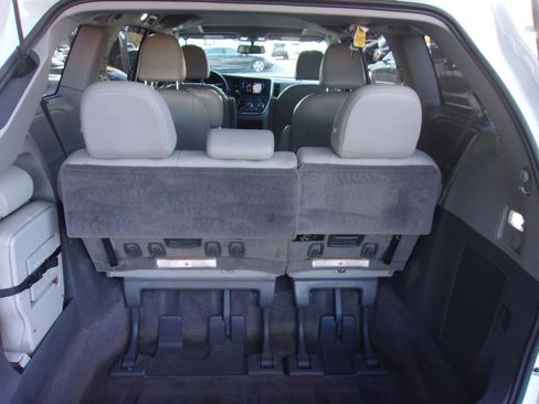 Used 2017 Toyota Sienna XLE image 6