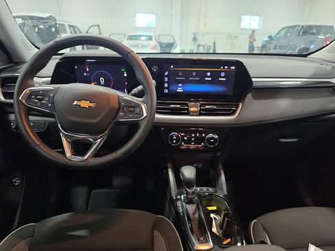Used 2025 Chevrolet TrailBlazer LT w/ Convenience Package AWD/4WD image 4