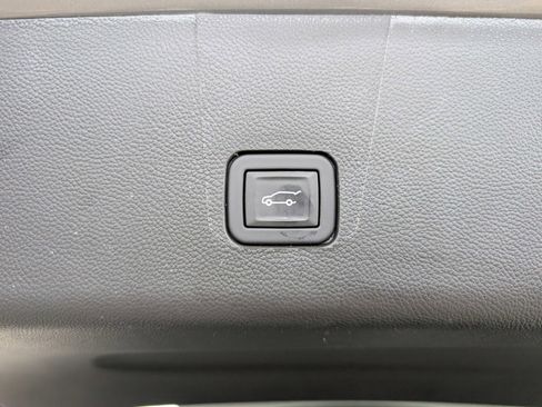 Used 2023 Chevrolet Traverse Premier image 25