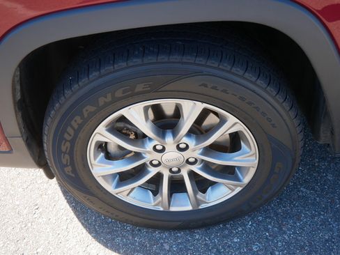 Used 2020 Jeep Cherokee Latitude Plus w/ Comfort/Convenience Group AWD/4WD image 16