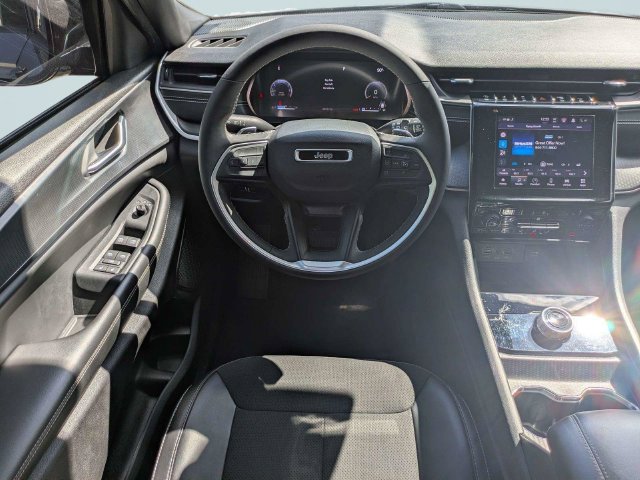 Used 2023 Jeep Grand Cherokee Altitude RWD image 18