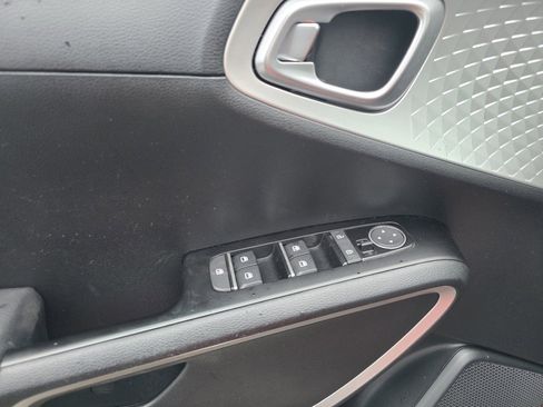 Used 2023 Kia Soul LX image 13