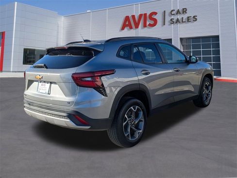 Used 2025 Chevrolet Trax LT w/ LT Convenience Package image 6