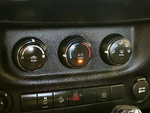 Used 2016 Jeep Wrangler Unlimited Rubicon w/ Max Tow Package image 9