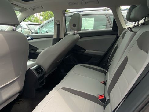 Used 2023 Volkswagen Taos SE w/ Panoramic Sunroof Package FWD image 17