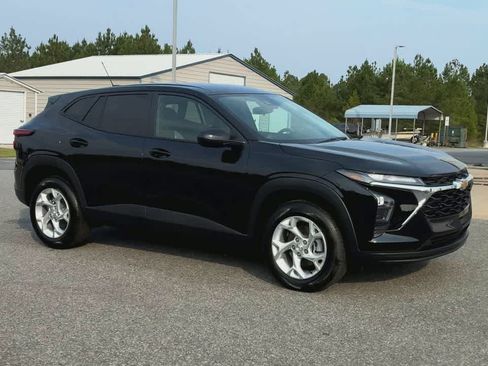 New 2026 Chevrolet Trax LS w/ LS Convenience Package FWD image 2