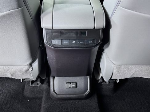 Used 2022 Toyota Highlander XLE AWD/4WD image 25