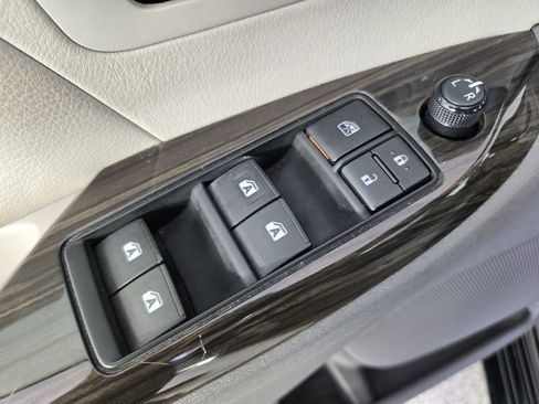 Used 2015 Toyota Sienna XLE w/ XLE Navigation Package image 24