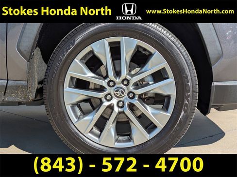 Used 2022 Toyota RAV4 XLE Premium image 11