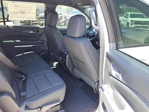 Used 2025 Chevrolet Traverse LT FWD image 19