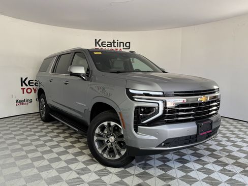 Used 2025 Chevrolet Suburban LT w/ Comfort Package RWD image 3