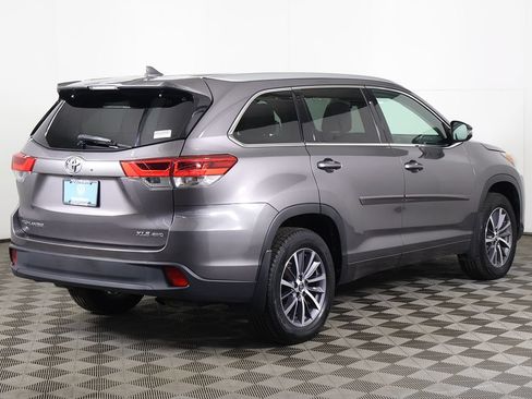 Used 2017 Toyota Highlander XLE AWD/4WD image 12