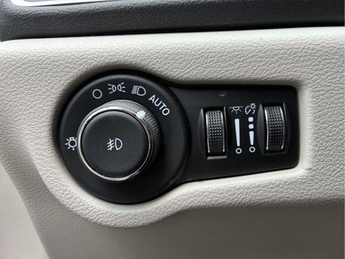 Used 2024 Chrysler Pacifica Touring-L FWD image 20