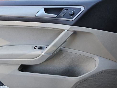 Used 2016 Volkswagen Golf S image 32