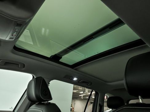 Certified 2024 Volkswagen Tiguan SE w/ Panoramic Sunroof Package image 9