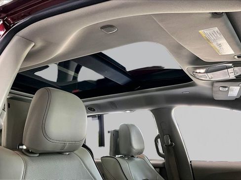 Used 2017 Chrysler Pacifica Limited FWD image 30