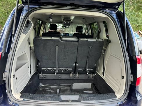 Used 2016 Chrysler Town & Country Touring FWD image 31